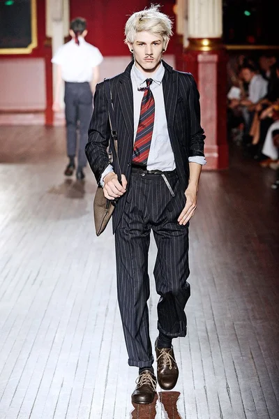 Look 10